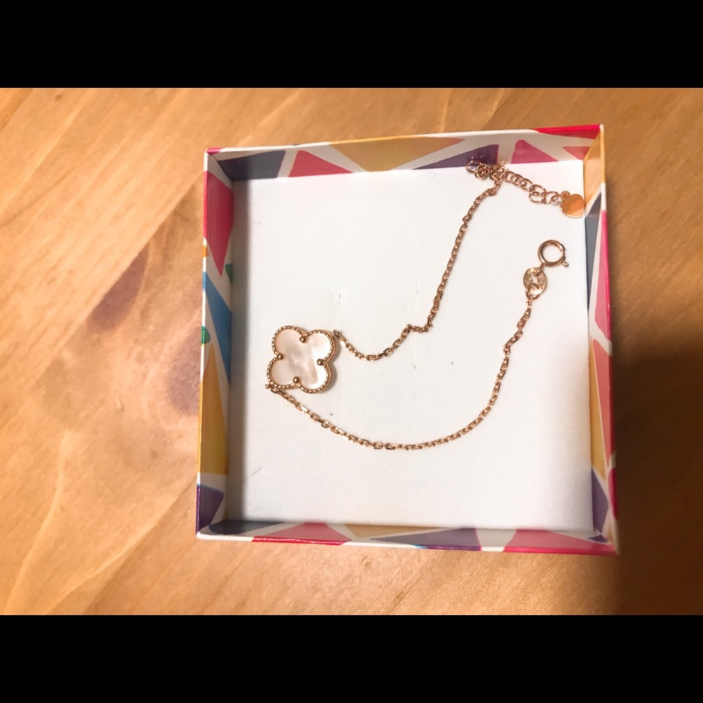 Van Cleef Arpels Bracelet 1 motif. Real 18k gold